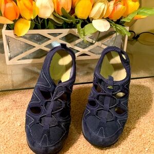 Comfortable Navy blue walking sandal. Excellent condition.